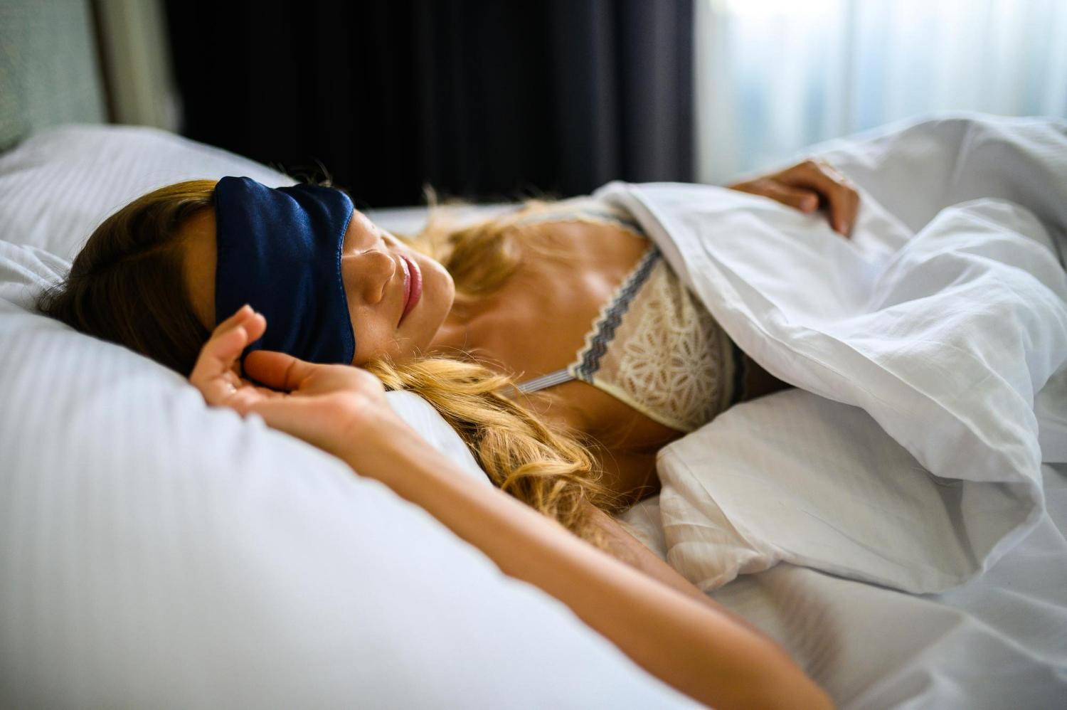 Best Luxury Mattress Malaysia 2026: What Sets Premium Sleep Apart 8 Woman sleeping peacefully on a premium mattress with crisp white bedding for a restful night of luxury sleep